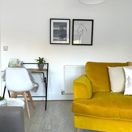Appledram Stylish & Spacious 3 Bed House With 2 Free Car Parking Spaces 빌라 외부 사진