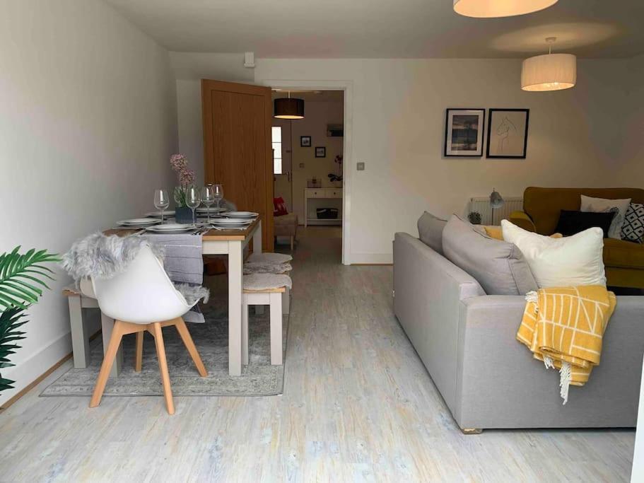 Appledram Stylish & Spacious 3 Bed House With 2 Free Car Parking Spaces 빌라 외부 사진