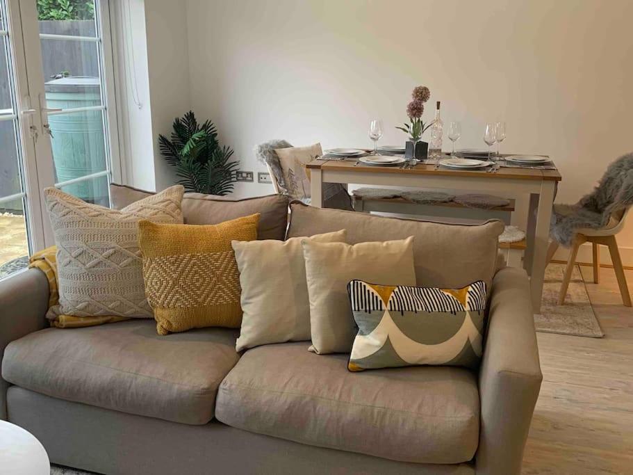 Appledram Stylish & Spacious 3 Bed House With 2 Free Car Parking Spaces 빌라 외부 사진