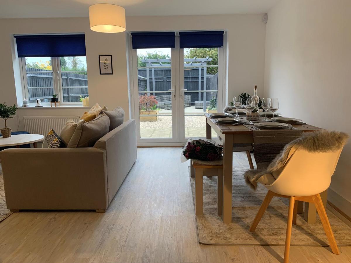Appledram Stylish & Spacious 3 Bed House With 2 Free Car Parking Spaces 빌라 외부 사진