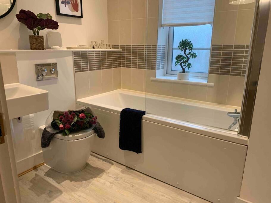 Appledram Stylish & Spacious 3 Bed House With 2 Free Car Parking Spaces 빌라 외부 사진