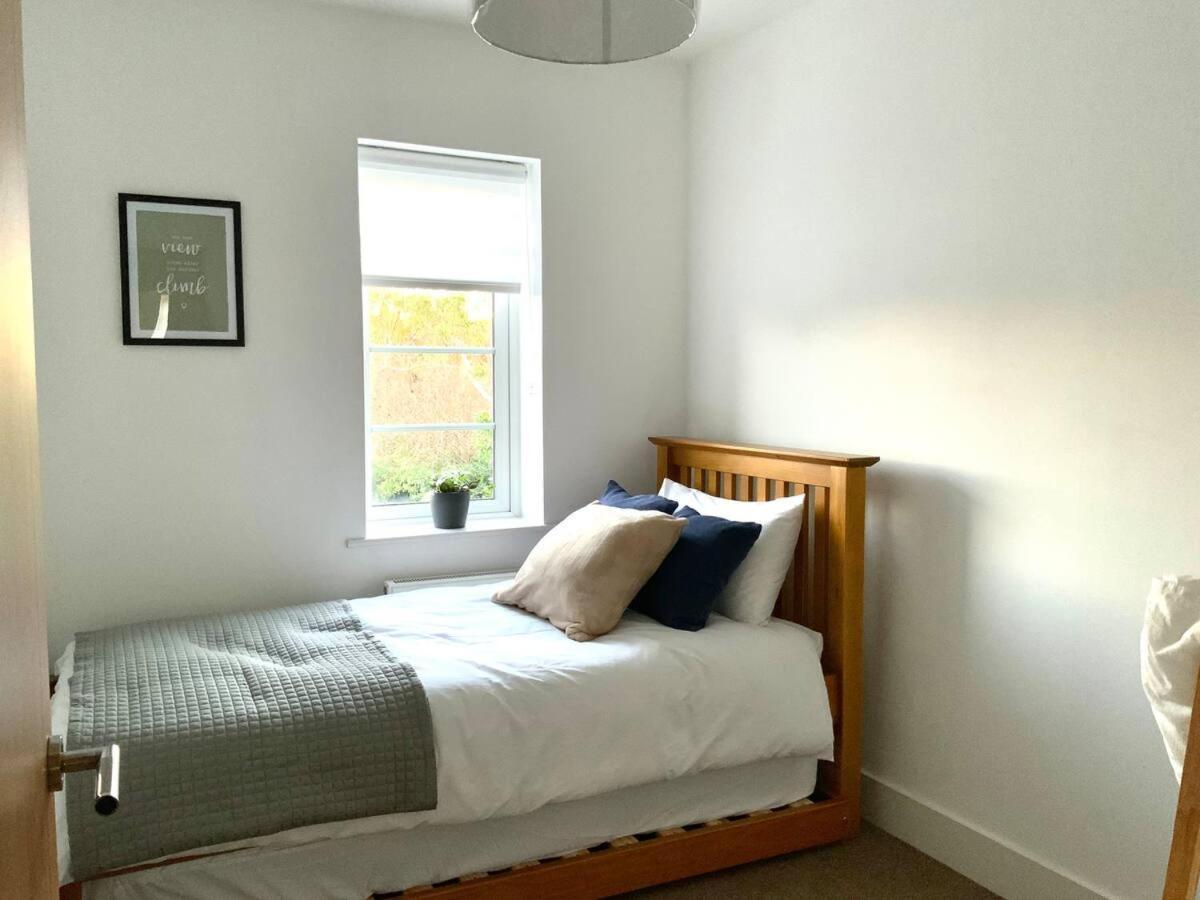 Appledram Stylish & Spacious 3 Bed House With 2 Free Car Parking Spaces 빌라 외부 사진